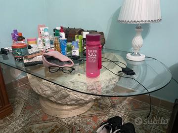 Tavolino vetro con conchiglia di appoggio