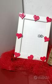 Cornice bianca con cuoricini rossi 
