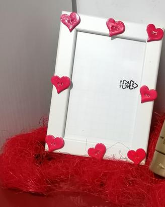 Cornice bianca con cuoricini rossi 