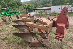 Aratro pneumatico trivomere