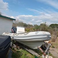 Gommone motore e carrello da alaggio.
