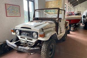 TOYOTA LAND CRUISER BJ 40 DA RESTAURO
