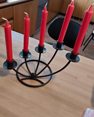 Candelabro in metallo con 5 braccia e candele
