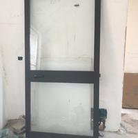 Porta - finestra con serratura 