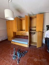 letto con ponte in legno