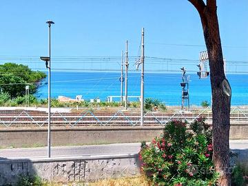Appartamento con terrazzo 200 mt dal mare