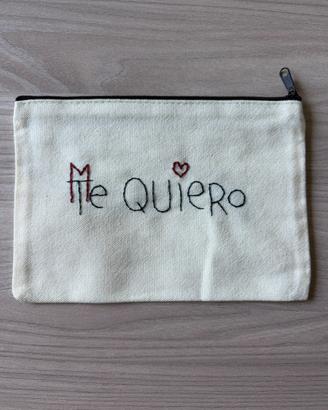 Pochette ricamata a mano