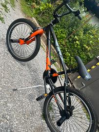 Bicicletta stile BMX