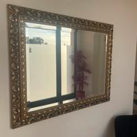 Grande specchio con cornice dorata lavorata