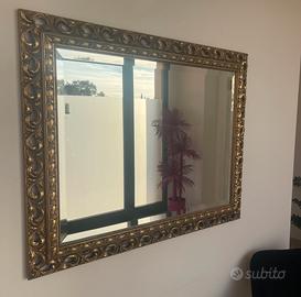 Grande specchio con cornice dorata lavorata