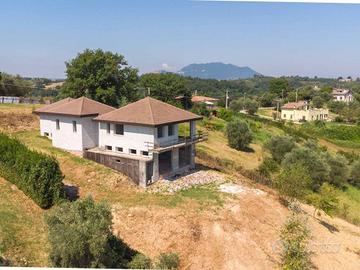 Villa di 290 m² con più di 5 locali e box auto a T