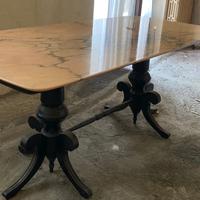 Tavolo con piano in marmo