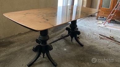 Tavolo con piano in marmo
