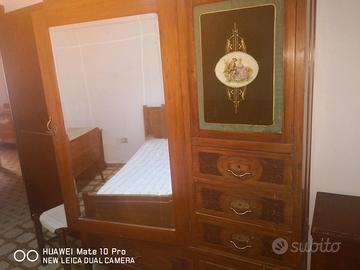 Credenza armadio e macchina da cucire 