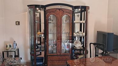 Vetrina stile vintage e tavolo con 4 sedie