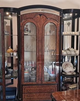 Vetrina stile vintage e tavolo con 4 sedie