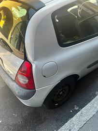 Macchina Renault Clio