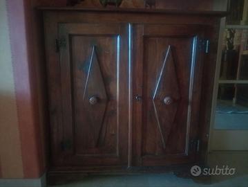 piccola credenza di  arte povera