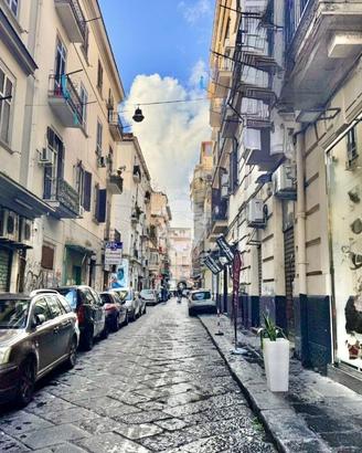 2 LOCALI A NAPOLI