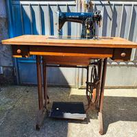 Antica vecchia macchina per cucire Singer rustica