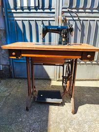 Antica vecchia macchina per cucire Singer rustica
