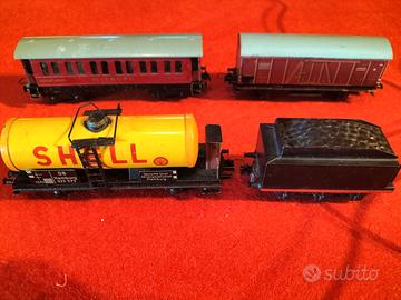 Vagoni treno in latta.