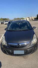 Opel corsa benzina .