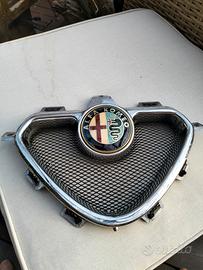 Griglietta anteriore con stemma Alfa Romeo Gtv 916