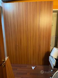 Armadio grande multianta effetto legno scuro