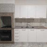 Cucina con forno e piano cottura gas