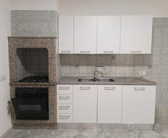 Cucina con forno e piano cottura gas
