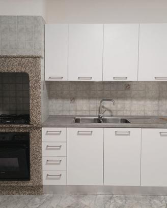 Cucina con forno e piano cottura gas