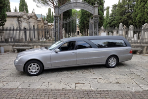 Auto funebre W 211