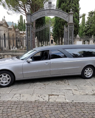Auto funebre W 211