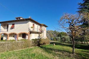 Rustico / Casale di 299 m² con più di 5 locali e b