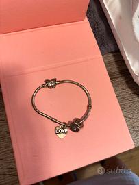 Bracciare pandora con due charm