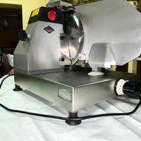 STUPENDA AFFETTATRICE ALIMENTATA A 220V