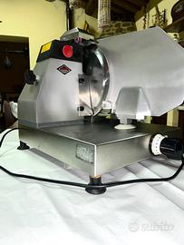 STUPENDA AFFETTATRICE ALIMENTATA A 220V