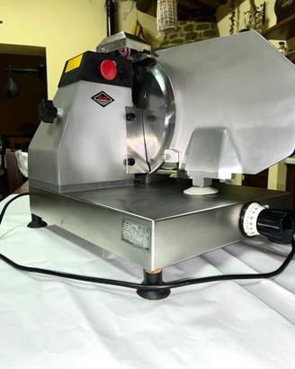 STUPENDA AFFETTATRICE ALIMENTATA A 220V