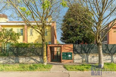 Villa di 165 m² con 5 locali e box auto a Milano