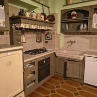 cucina con elettrodomestici