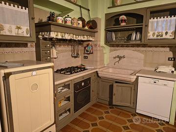 cucina con elettrodomestici