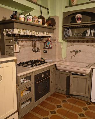cucina con elettrodomestici