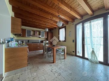 CASA SEMINDIPENDENTE A COLLE UMBERTO