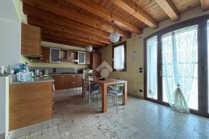 CASA SEMINDIPENDENTE A COLLE UMBERTO