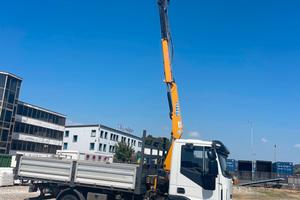 AUTOCARRO IVECO 75 CON GRU E RIBALTRABILE
