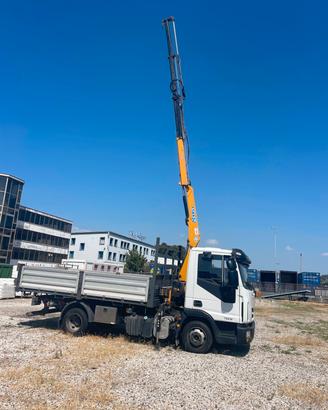 AUTOCARRO IVECO 75 CON GRU E RIBALTRABILE
