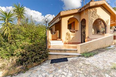 Villa esclusiva con giardino a Torre delle Stelle