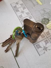 Cilindro per serratura di porte e portoncini Cisa.