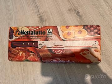 Coltello con regolatore di taglio e tagliere